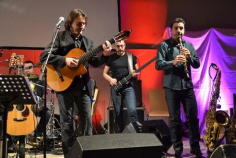 Pippo Pollina und das Palermo Acoustic Quintett beim Benefizkonzert im Hegau-Jugendwerk